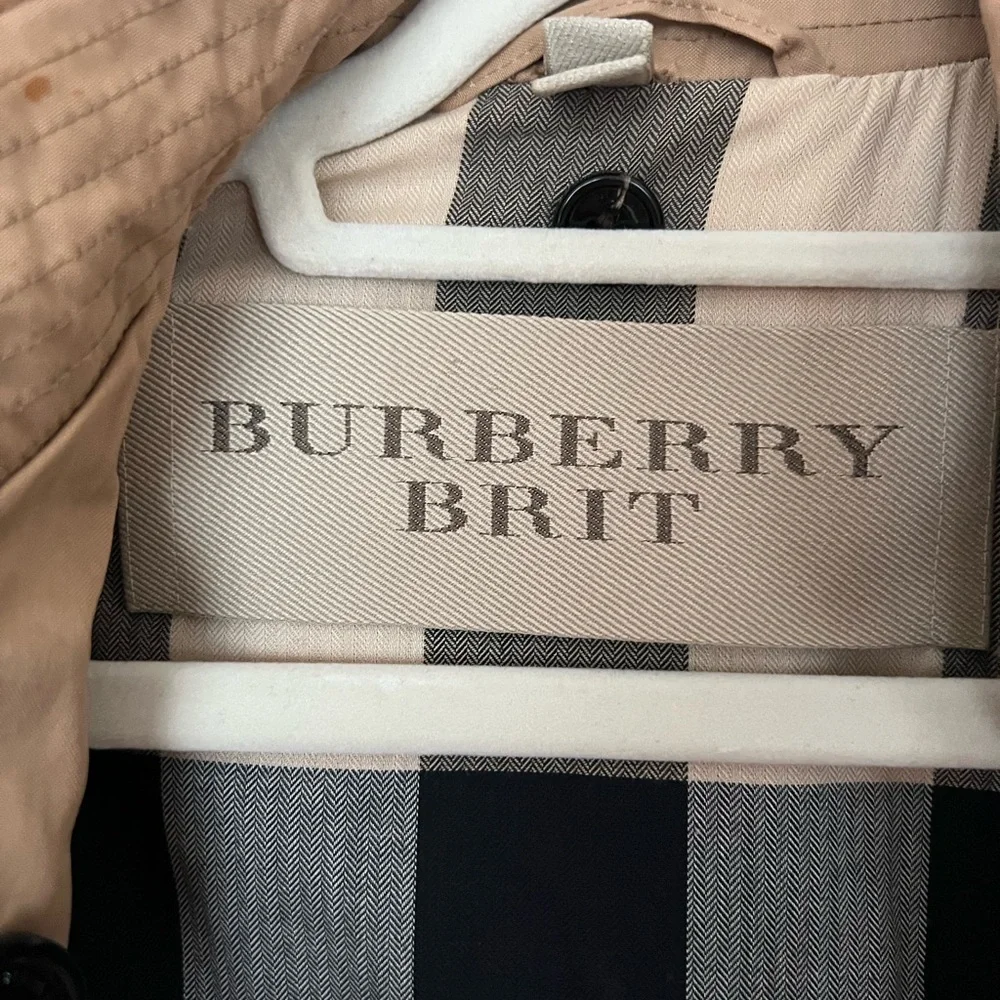 Burberry Tan Double-Breasted Trench Coat with Iconic Check Lining - Picture 2 of 16